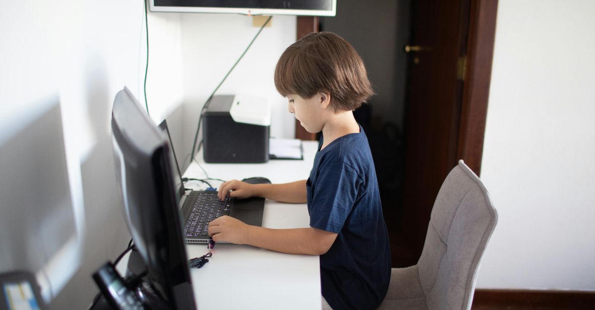 ¿Qué beneficios notaré en mi hijo al aprender inglés en un grupo online?