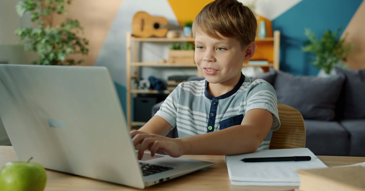 Formación online para niños y adolescentes: beneficios y ventajas inesperadas de aprender en grupo